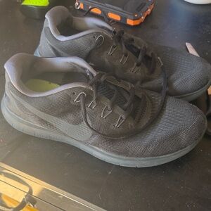 Nike Men's Dark Gray Athletic Shoes